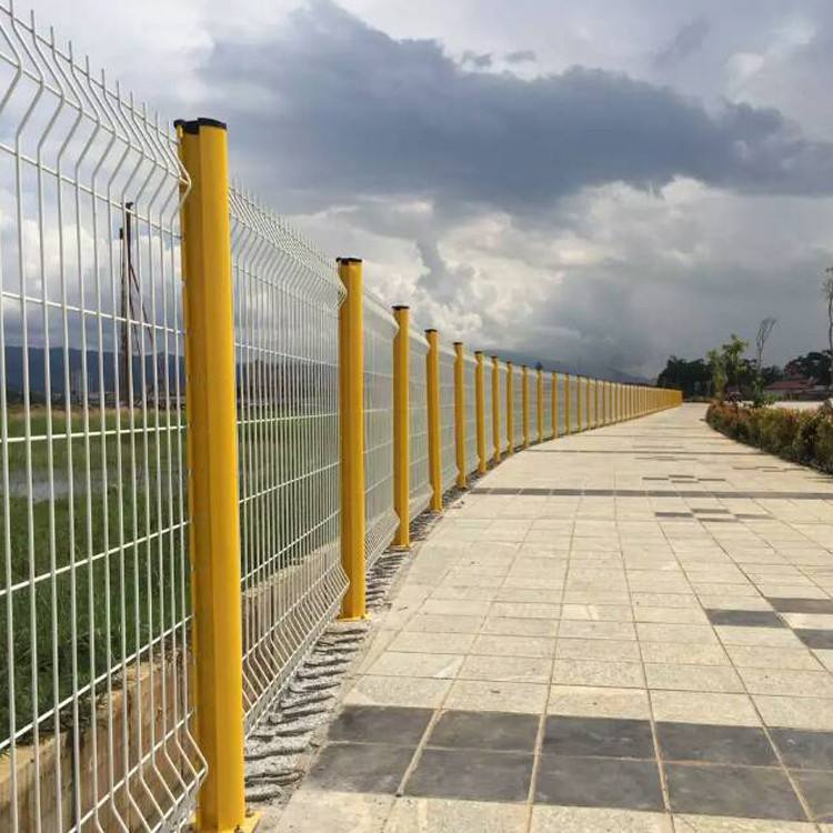 公路护栏网-桃型柱护栏网