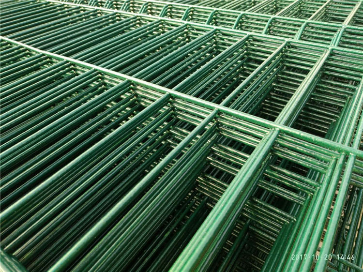 双边丝护栏网的制作工艺并不复杂