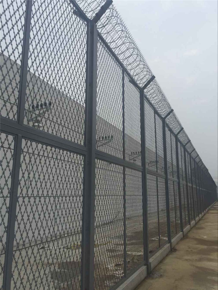 焊接式刀片刺网菱形方孔设计阻隔防护网墙
